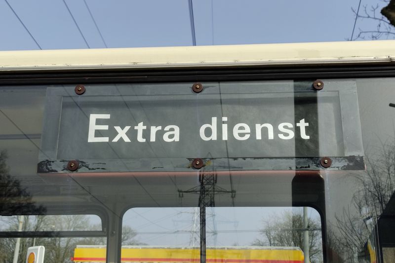 Rondrit met museumbussen door Arnhem